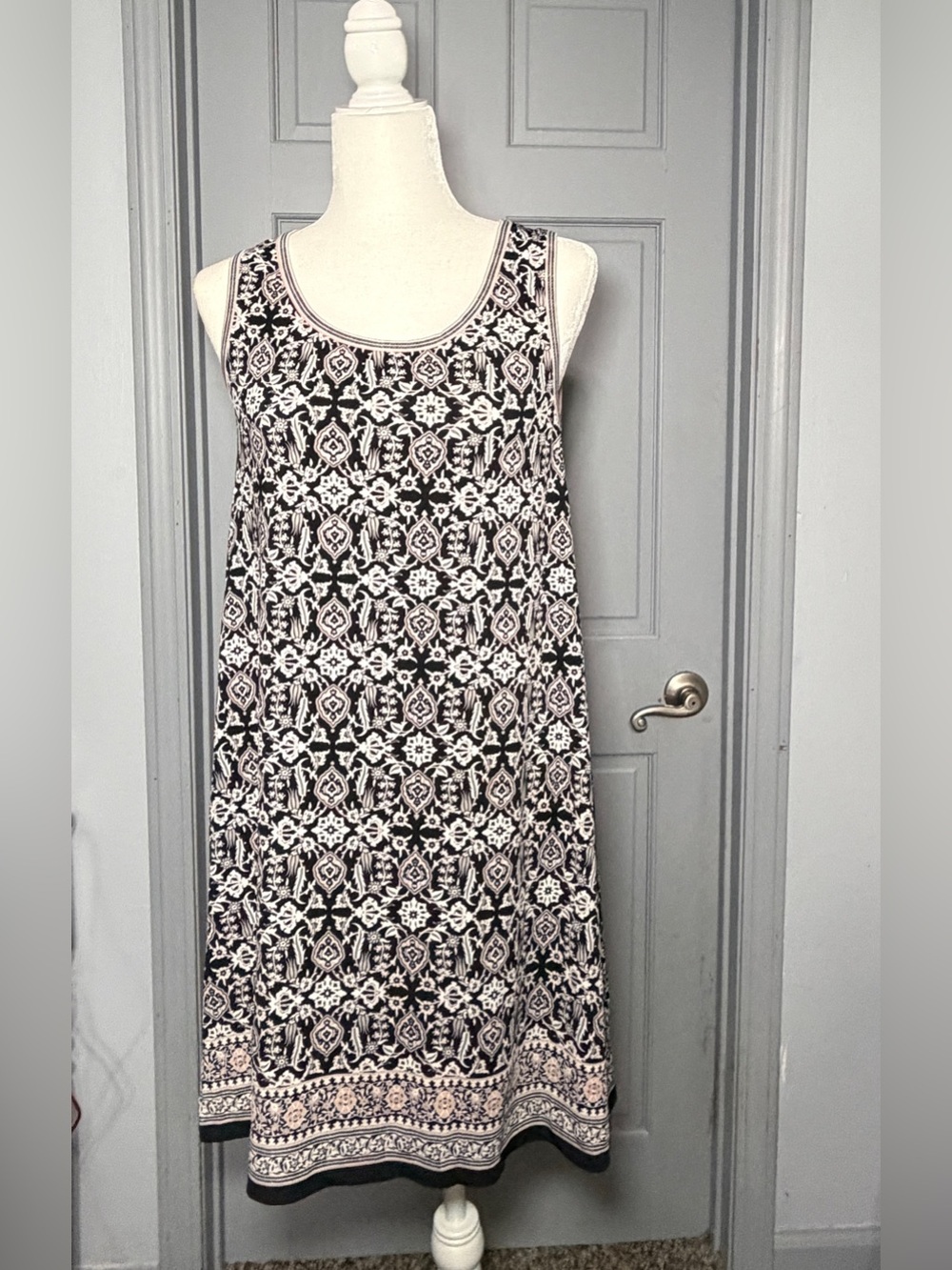 Max Studio Sleeveless Shift Dress Women’s Small Black White Boho Medallion